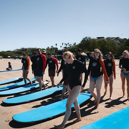 Iguana Surf Camp Hotell Tamarindo Exteriör bild