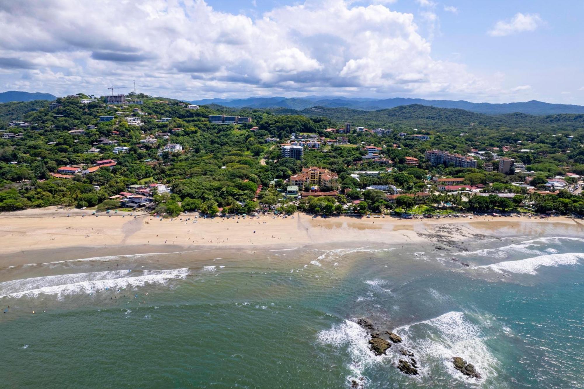 Iguana Surf Camp Hotell Tamarindo Exteriör bild